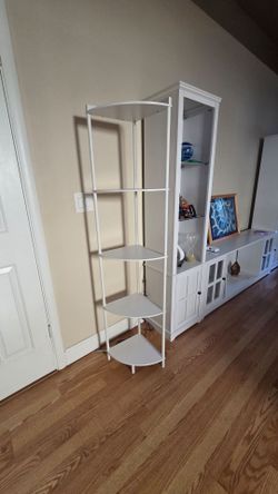 White corner shelf