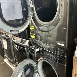 New Electrolux 600 Series Laudry Tower Washer And Gas Dryer
