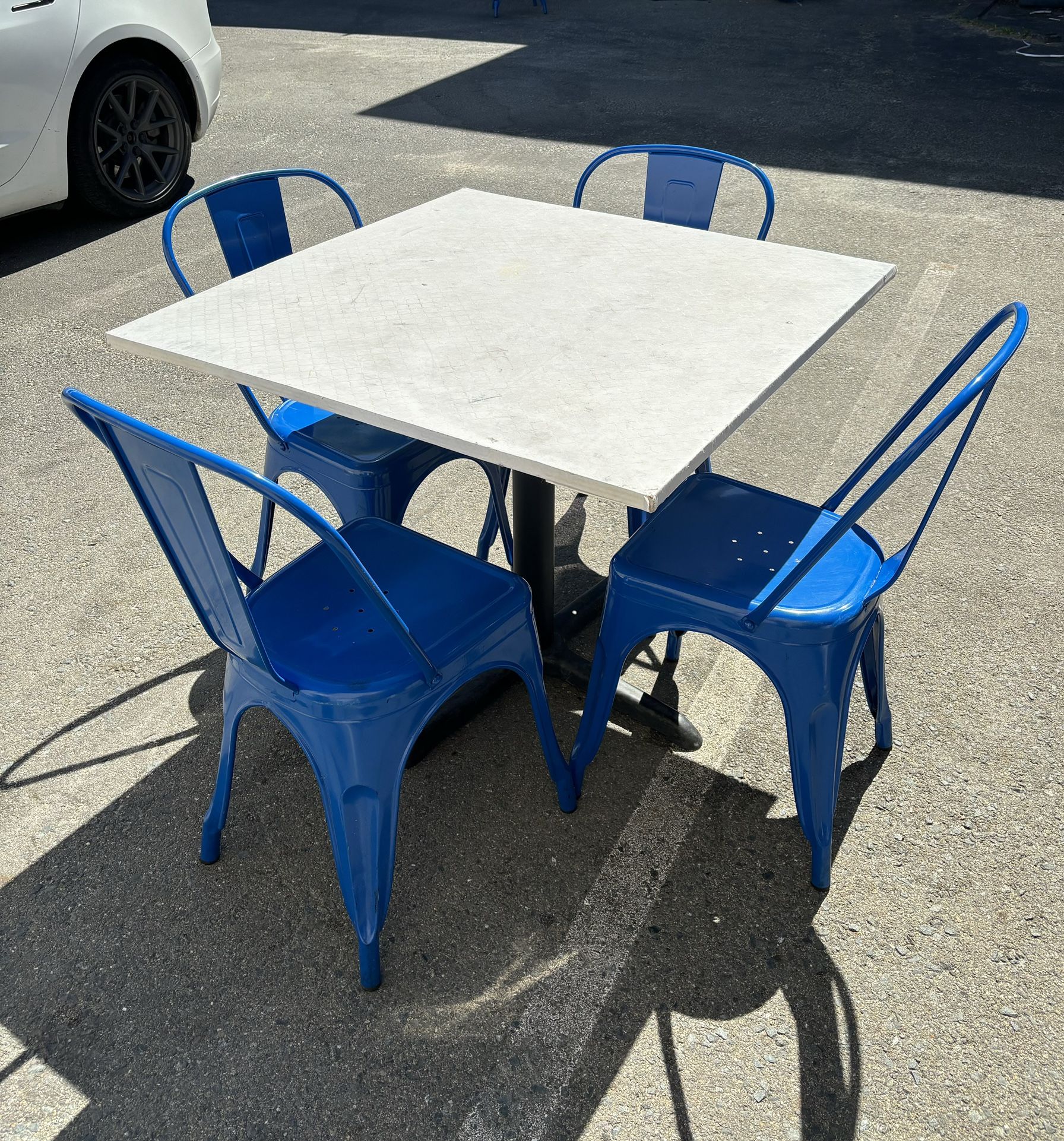 Indoor/Outdoor Chairs & Tables