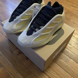 YEEZY 700 V3 SAFFLOWER SIZE 5m And 9m