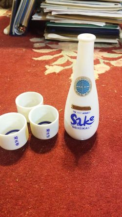 Vintage Pan Am Bottle with cups