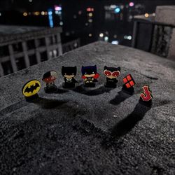 Lot #3 Circle K Exclusive DC Herostix Chibi Style Batman/Catwoman/Symbol Badges.
These items are DC Comics HeroStix collectibles, which were featured 