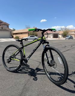 Upland 29” Mountain Bike – Excellent Condition