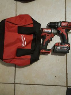 Milwaukee impact and drill with bag and charger and 4.0 ah