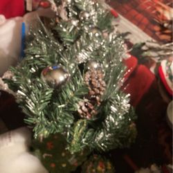 Pinecones in Pineneedles ornament with silver balls