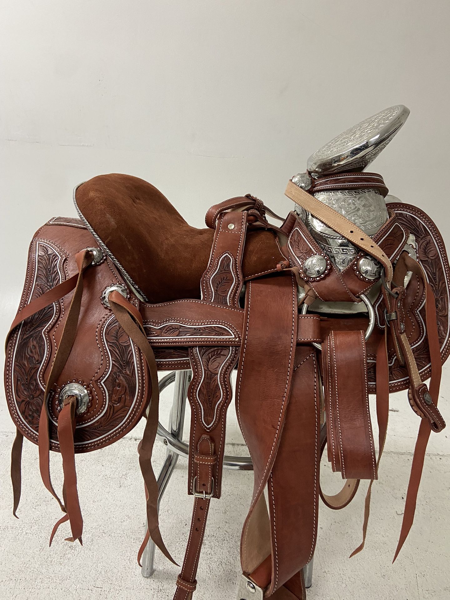 Preciosa Montura Charra De Cuero Cincelada A Mano Con fuste Plateado