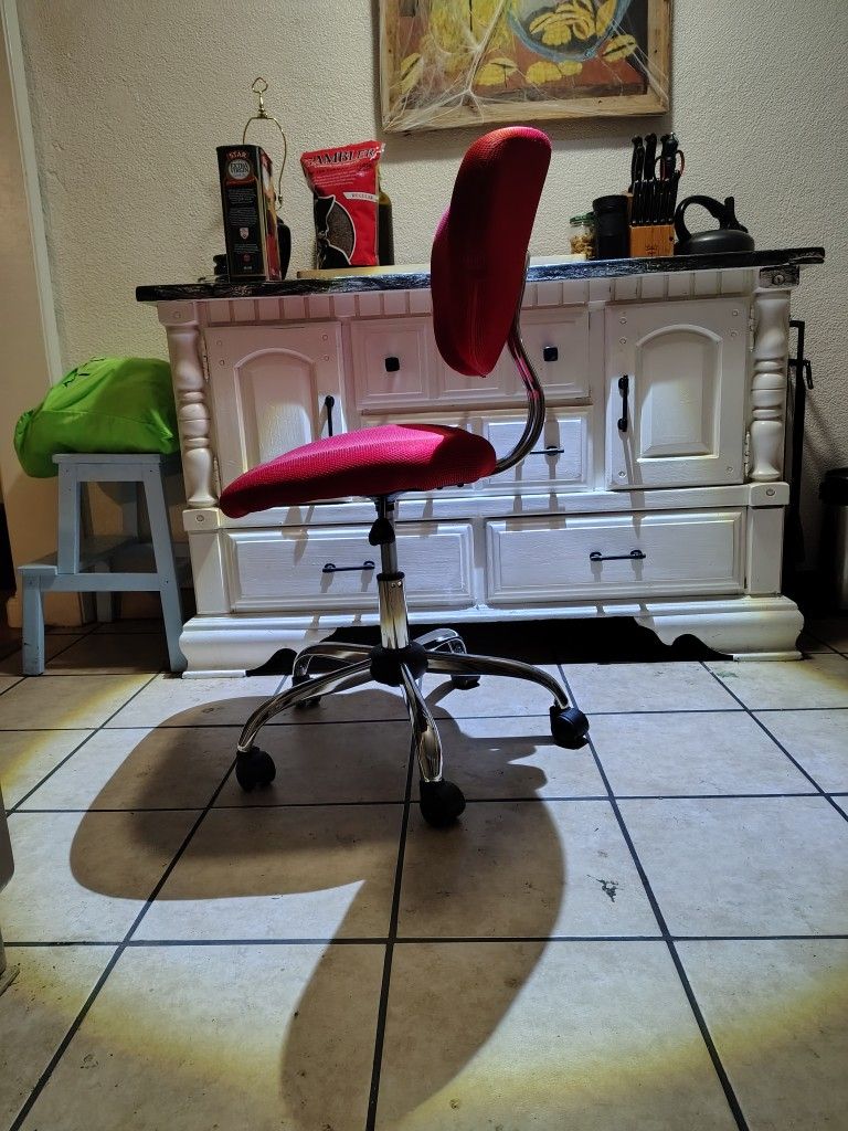 Neat Bright Red Office Chair