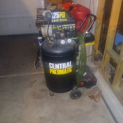 Central Pneumatic 2.5 Horsepower, 21 Gallon, 125 PSI Cast Iron Vertical