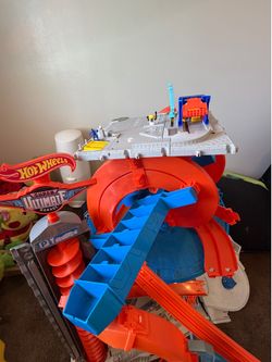 Hot Wheels garage set