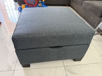 New ottoman gray size 30”x 30” x 19 top with storage asking $100 thank you