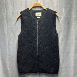 Aritzia Wilfred black zip up fuzzy vest size XXS
