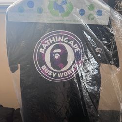 A BATHING APE MEN COLOR CAMO A BUSY WORKS TEE (BLACK / PURPLE)  