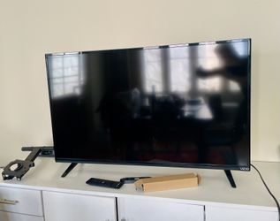 Vizio VIZIO E40-C2 40" Smart LED TV + Wall Mount