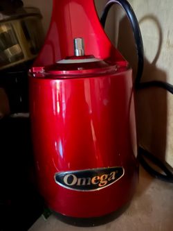 Omega VRT400HDS Vertical Masticating Juicer (Red) – Complete Set & Ready to Use!