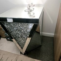 GlAMOUR MIRRORED ELECTRIC FIREPLACE BARELY USED WITH 1 MATCHING SIDE TABLE