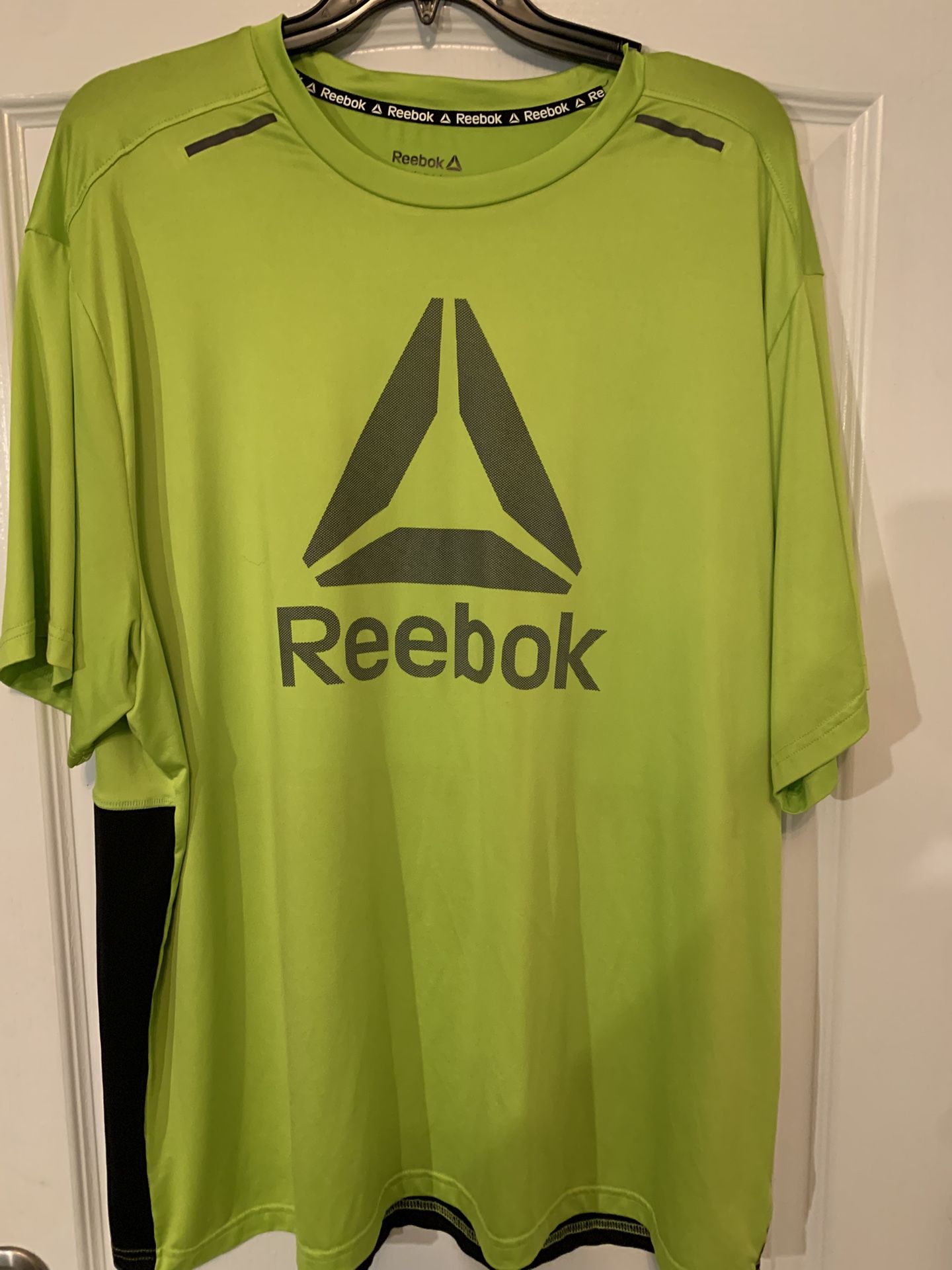 Men’s Rebook Brand Performance Fabric, Short Sleeve Shirt, Size 3 X, Fabric Keeps Sweat Off The Body, Has Reflective Accents For Nights