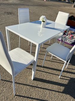 Beautiful dinning table with 4 chairs