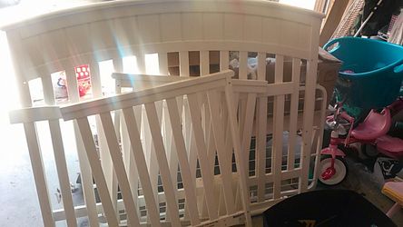 Convertible baby crib