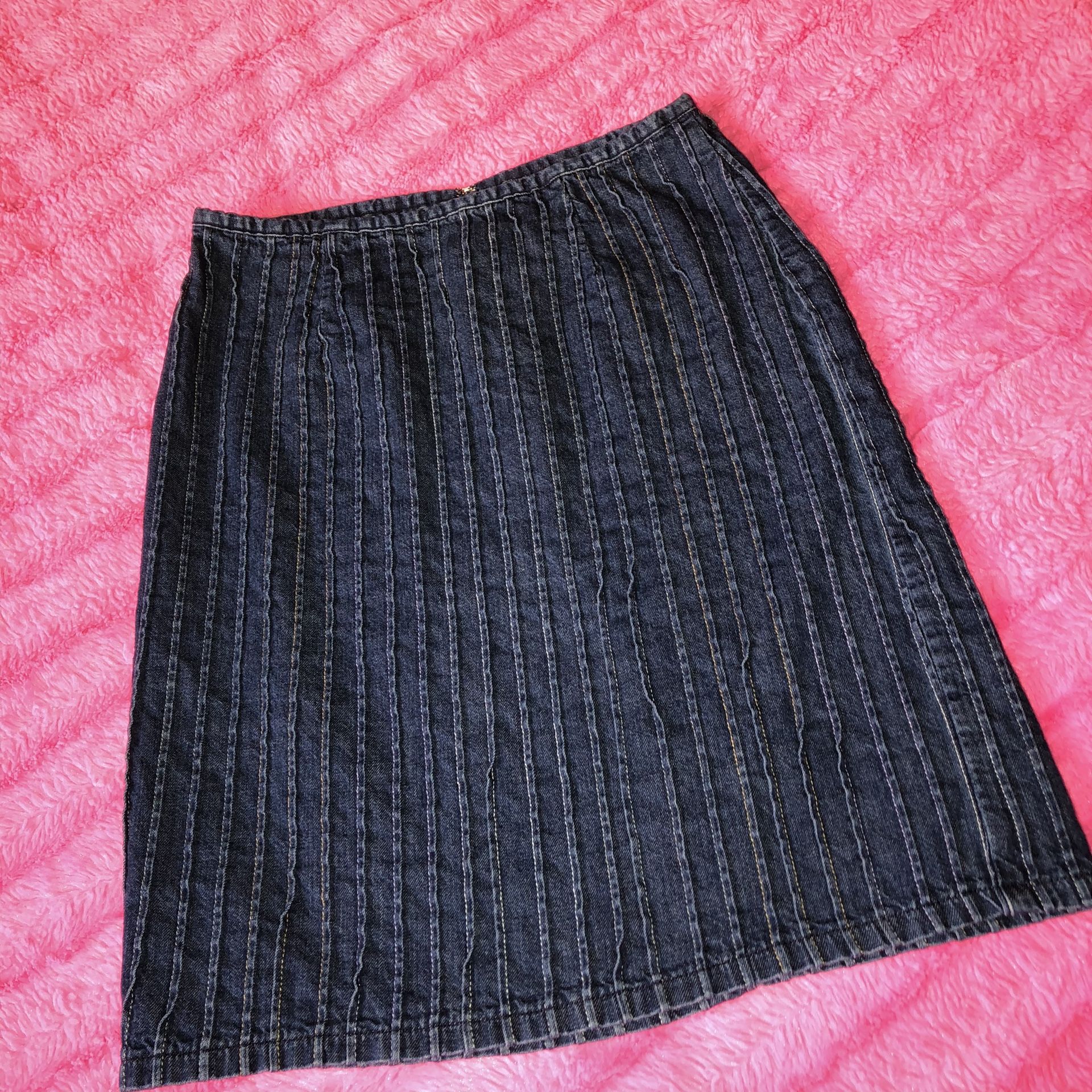 Vintage Gap size 1 pin tuck A line denim skirt WAIST: 29” LENGTH: 18”