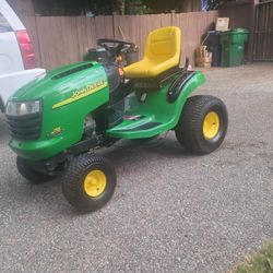 L118 20 HP V-Twin JOHN DEERE YARD TRACTOR. 