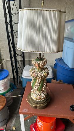 I Am Selling This Vintage Table Lamp Looks Great 
