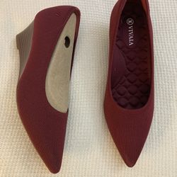 Pointed-Toe Wedge (Aria Wedge Pro) in Bordeaux Red
