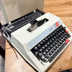 VINTAGE ROVER SUPER DE LUXE MANUAL PORTABLE TYPEWRITER WITH CASE 
