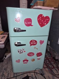 Nostalgia mini refrigerator