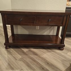 WOODEN ENTRYWAY TABLE (SERIOUS BUYERS ONLY PLEASE 🙏🏻)READ FULL DESCRIPTION BEFORE ASKING PLEASE 🙏🏻 IF IT'S POSTED IT'S AVAILABLE 👀 