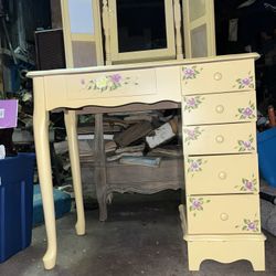 Girls Desk / Beauty Stand