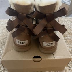 UGG BAILEY BOW KIDS SIZE 12