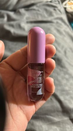 Le Merceie plumping lip gloss contains Joba Joba seed formulated with