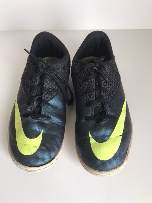 NIKE INDOOR / TURF SOCCER - size 3.5 Y
