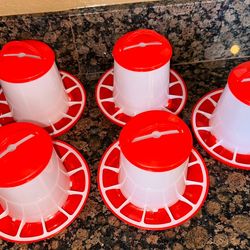 Comedero y Bebedero  $5 cada uno