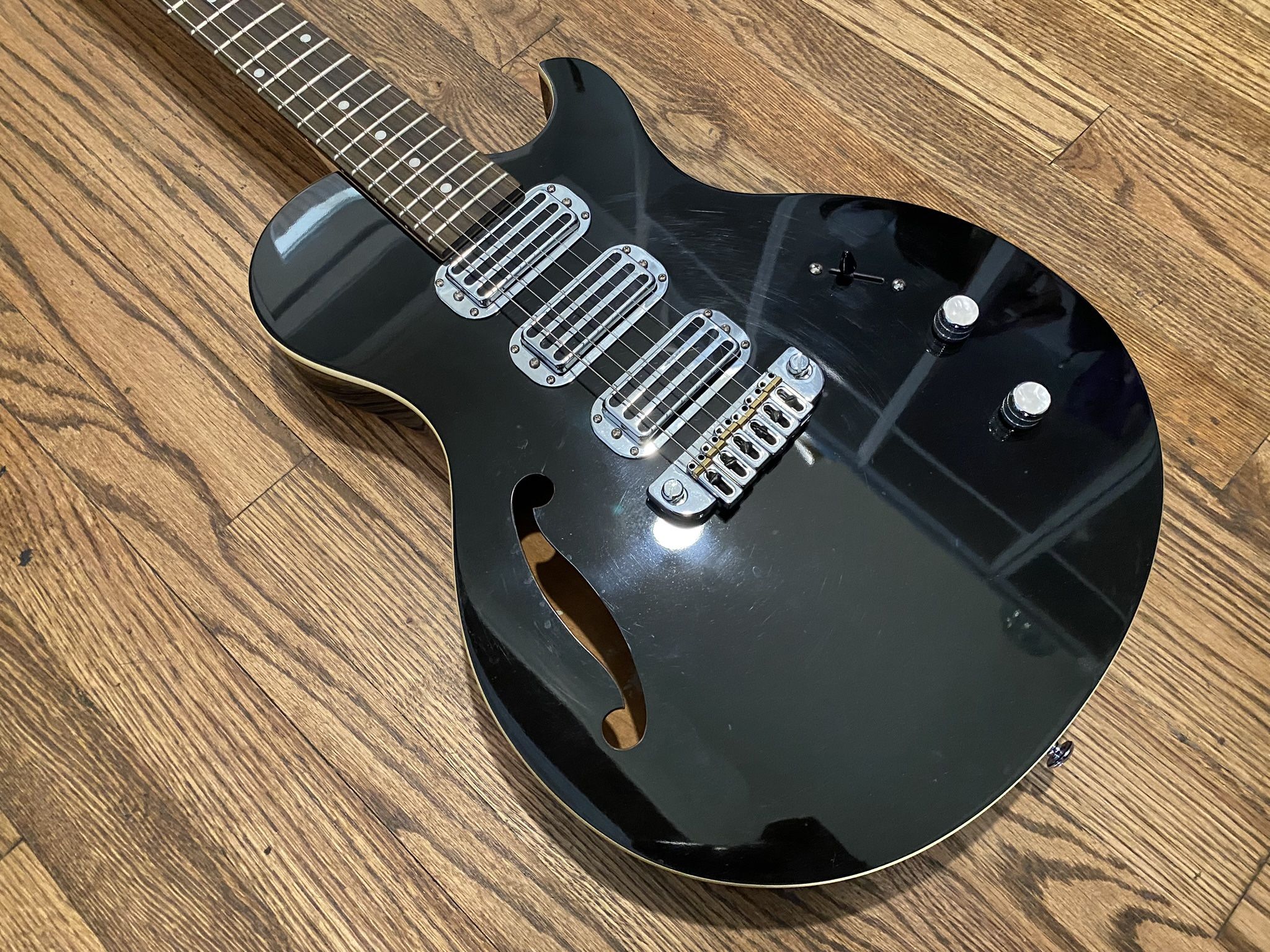 Brownsville Choirboy Semi hollow guitar Ric Style Tone