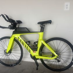 TRIATHLON BIKE CANYON XS