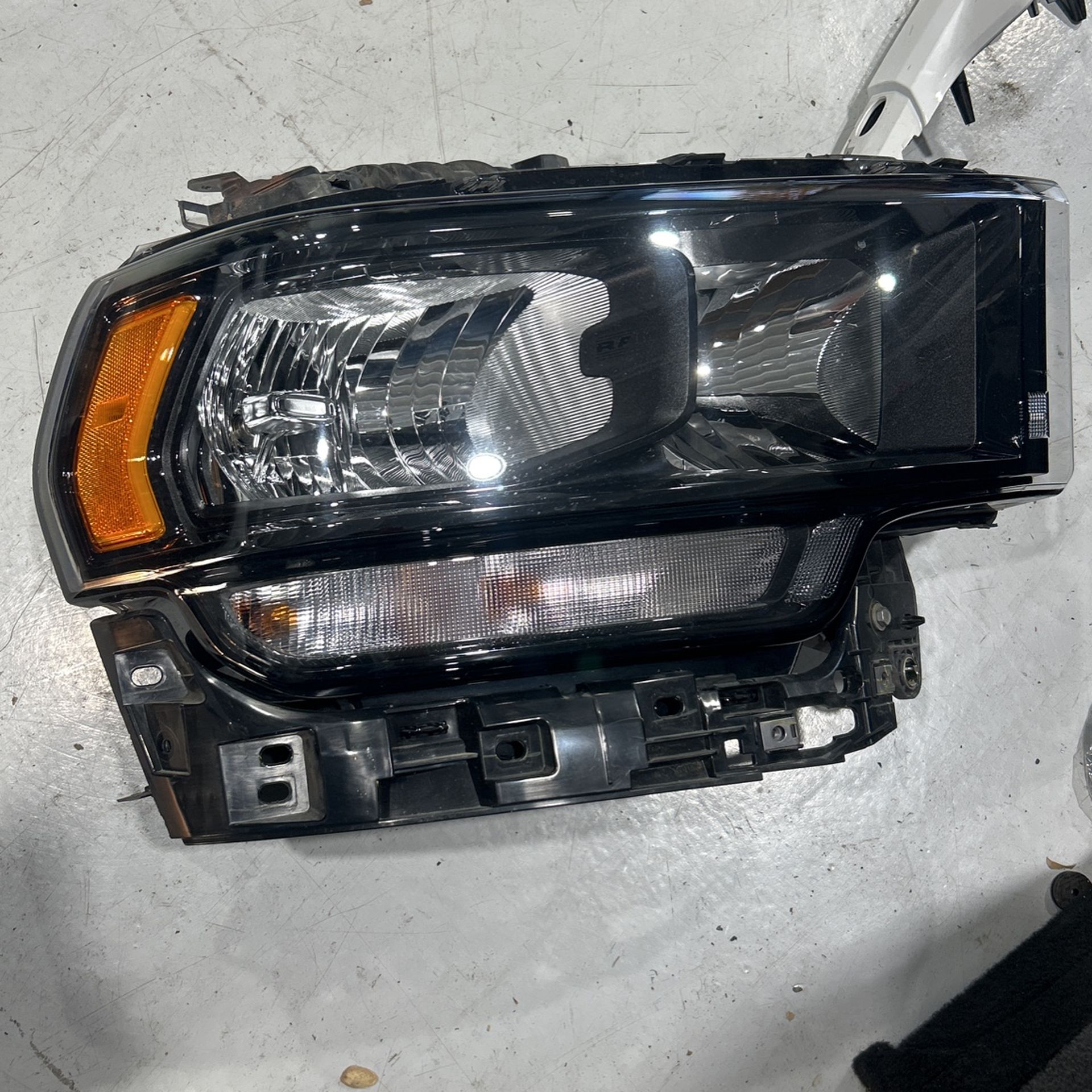 Passenger Side Headlight For 2023 Ram 2500