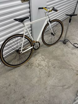 King Bicycle and air pump