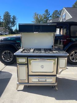 Heartland Vintage-Style Gas Range with Hood