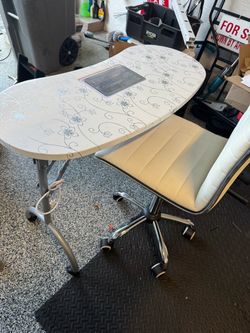 Nail table and chair