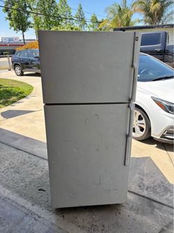 GE Top Freezer Garage Refrigerator w/Ice Maker