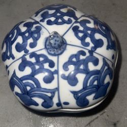 Vintage Chines Blue N White Porcelain Jar With Lid 