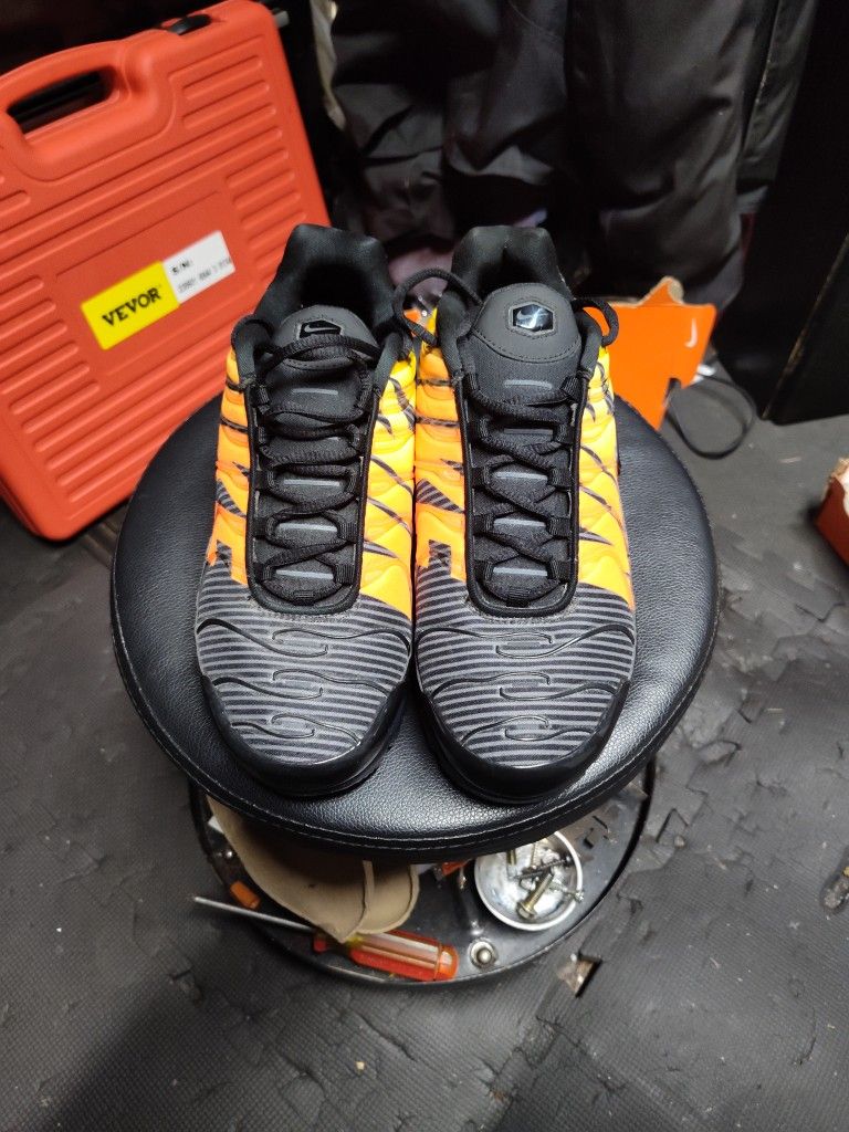 Nike Air Max Plus SE Mercurial Black Orange Size 8 AT0040-002🔥