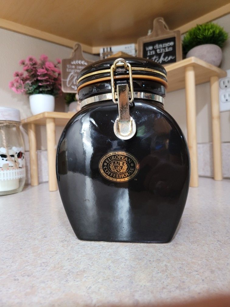 Vintage European Coffee House
Collection Canister Black
Ceramic Gold Trim