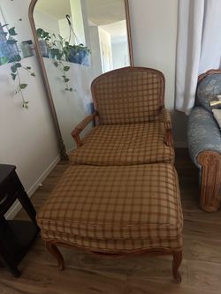 Vintage chair with leg rest
