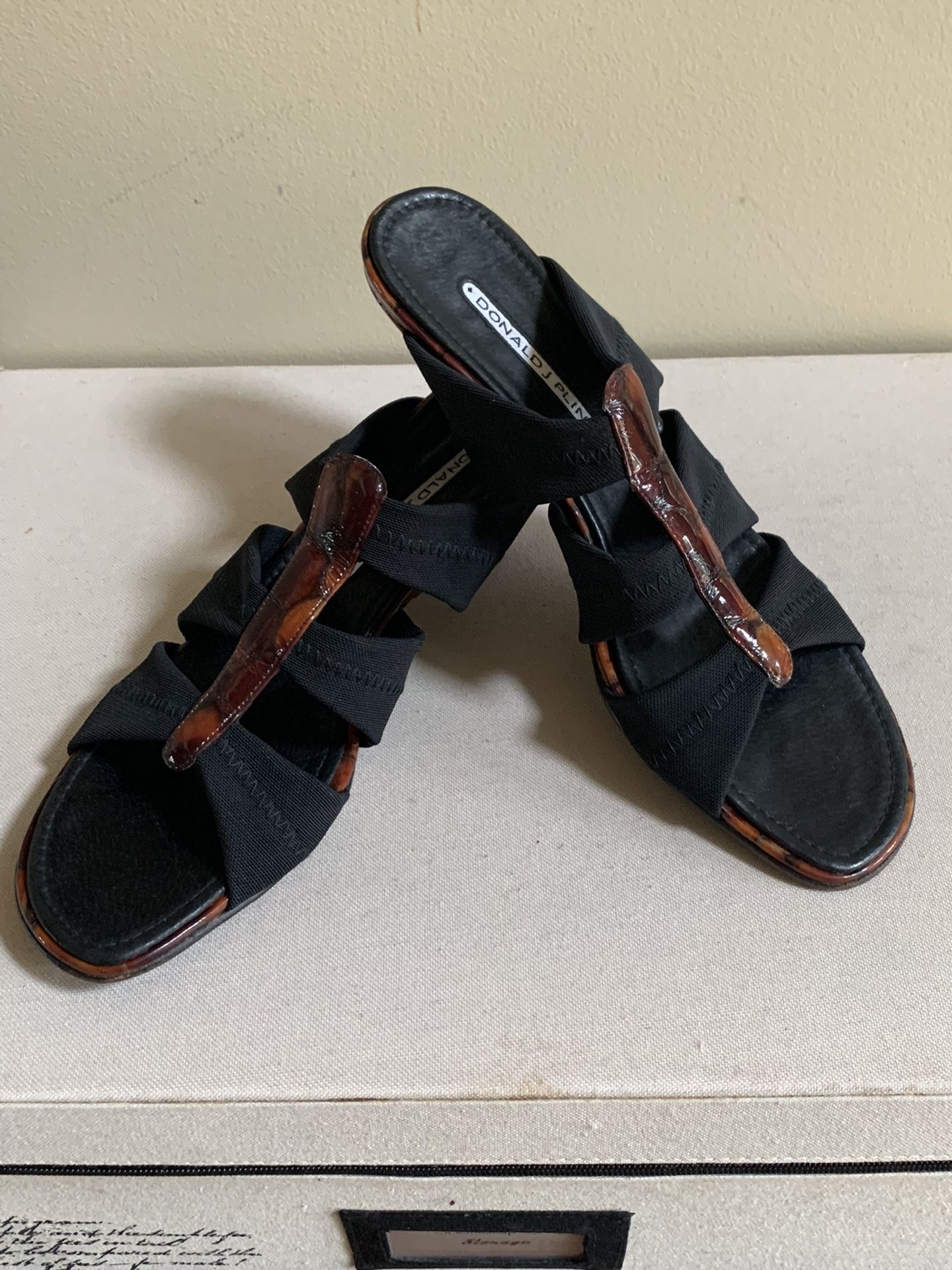 Donald J Pliner Sz 8 1/2N Stretch Slides Embossed Low Wedge Heels