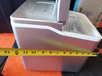 Ice cube maker