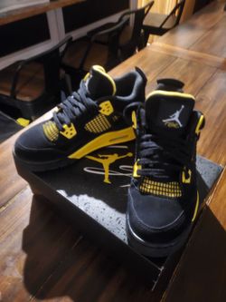 AIR JORDAN 4 RETRO (GS) size 6 5 y