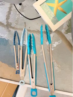 Vasos pinzas cucharas y jarra $6