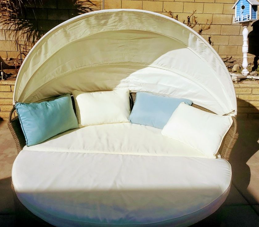 Gorgeous All Weather Round Patio/Pool Lounger With Retractable Canopy